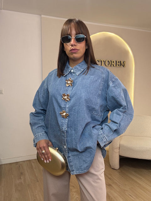 Camicia denim con fiore in perla