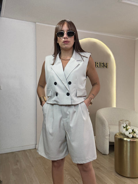 Tailleur smanicato con bermuda