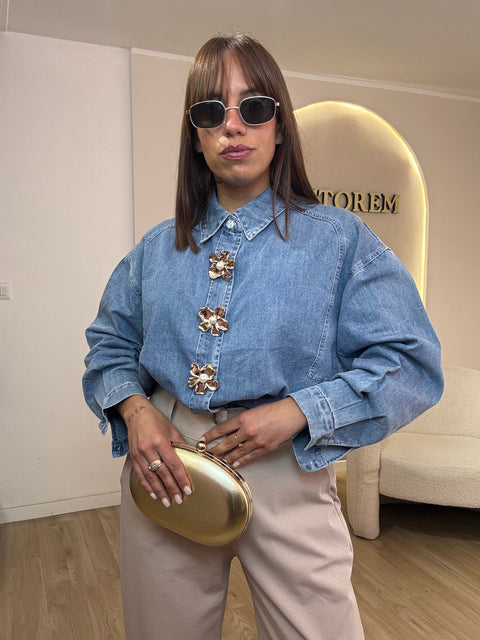Camicia denim con fiore in perla