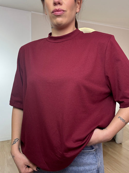 T-shirt over con spallina mezzo collo