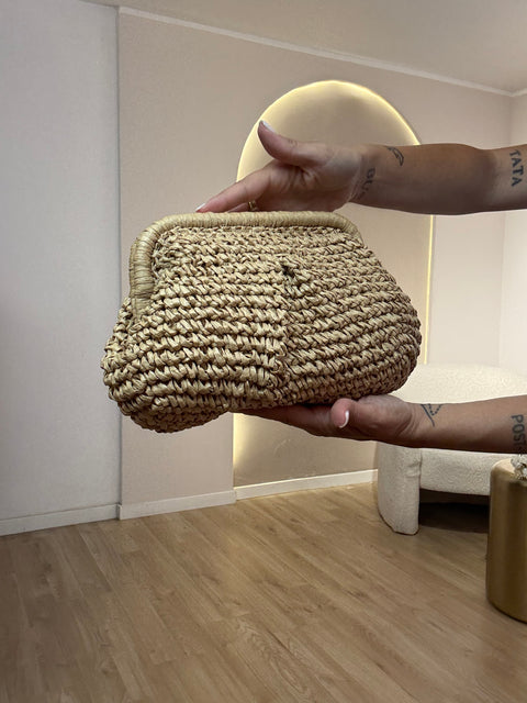 Clutch in rafia