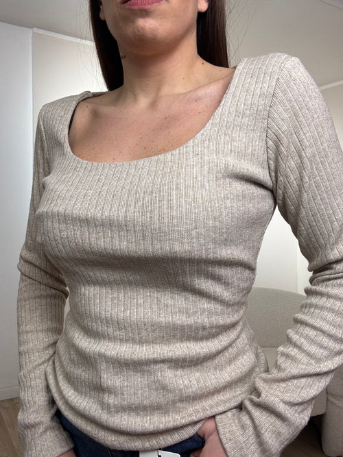 Maglia a costine scollo quadrato