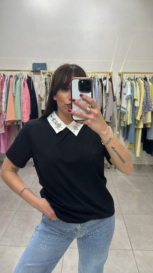 T-shirt colletto strass