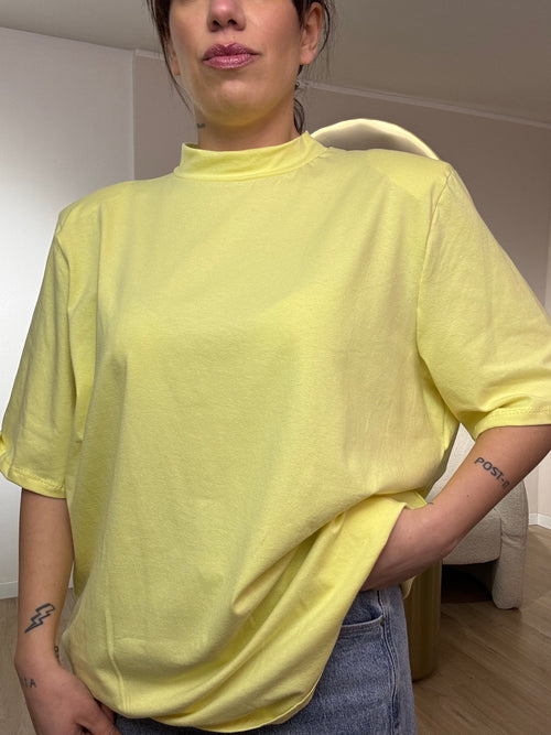 T-shirt over con spallina mezzo collo