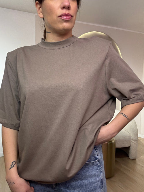 T-shirt over con spallina mezzo collo