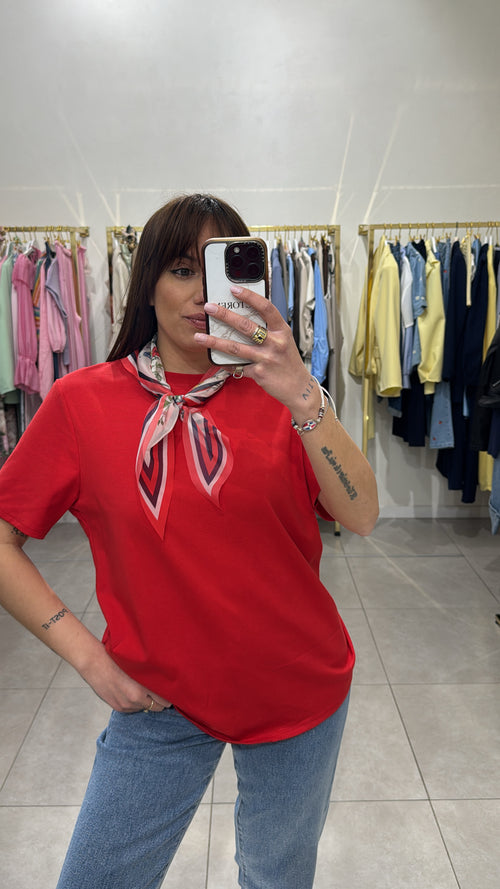 T-shirt con foulard