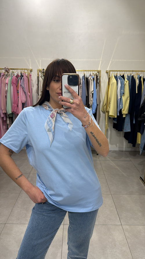T-shirt con foulard
