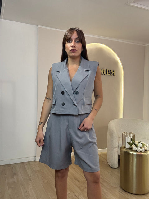 Tailleur smanicato con bermuda
