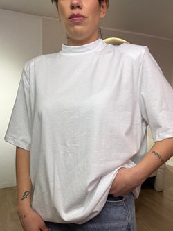 T-shirt over con spallina mezzo collo