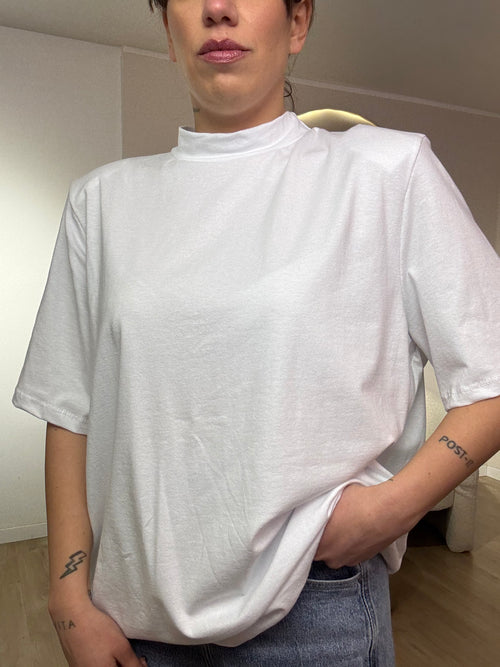 T-shirt over con spallina mezzo collo