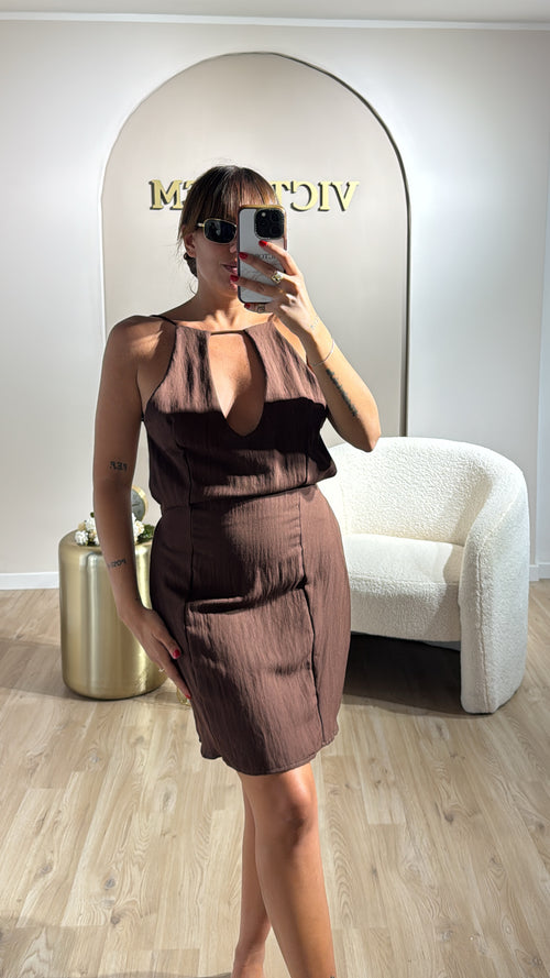Abito low cost scollato sul retro