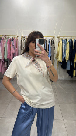 T-shirt con foulard