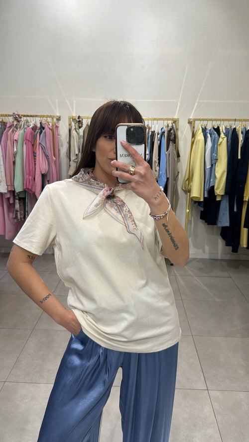 T-shirt con foulard