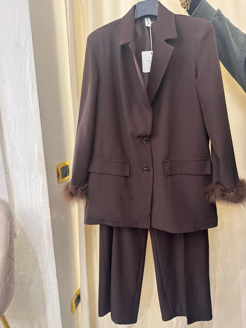 Tailleur con manica in piuma